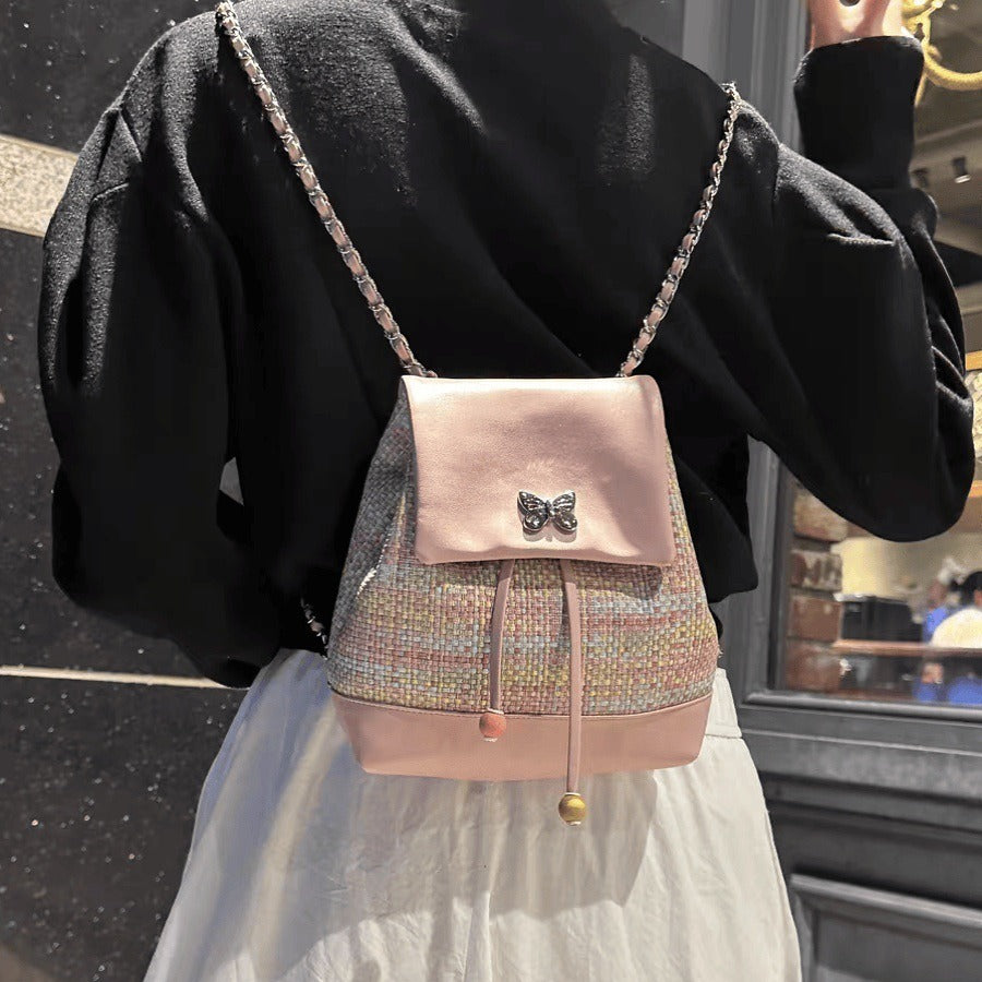 Mochila pequeña tejida estilo Chanel 