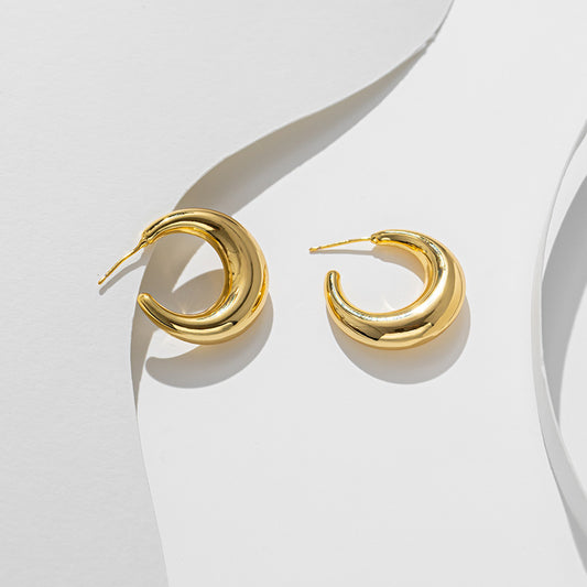 Pendientes circulares de oro vintage con estilo minimalista y elegante 
