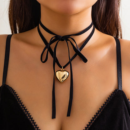 Collar de franela con cordones y colgante de corazón 