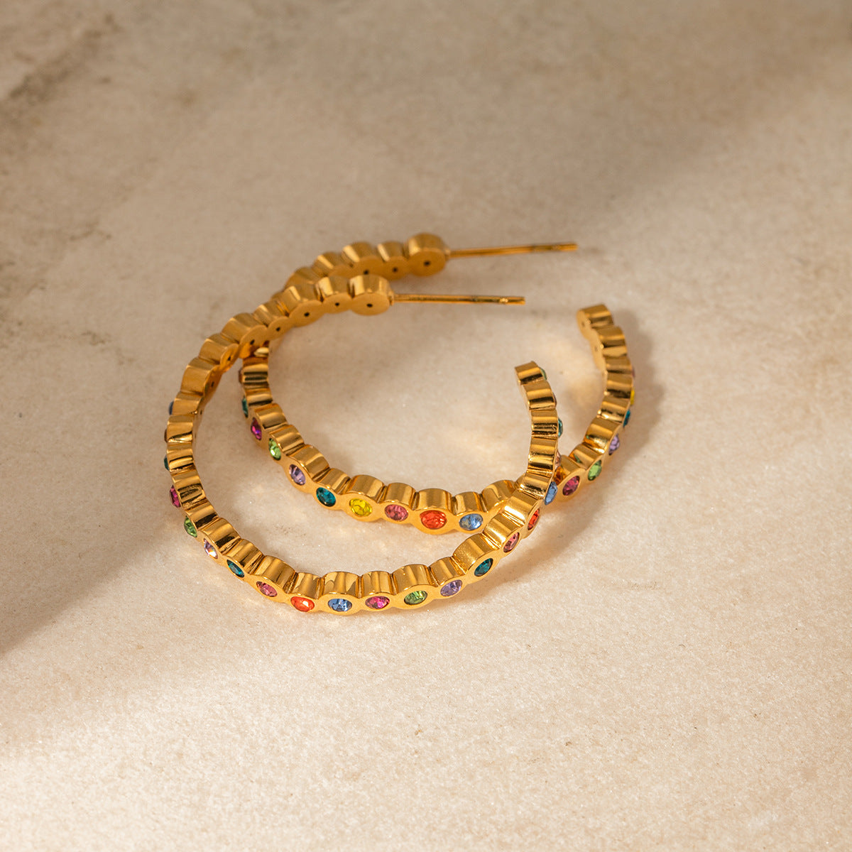 Round earrings with fancy colored diamonds