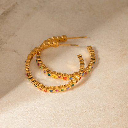 Round earrings with fancy colored diamonds
