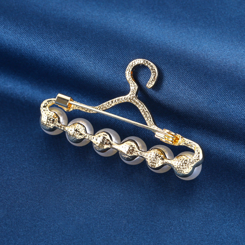 Creative hanger pearl brooch
