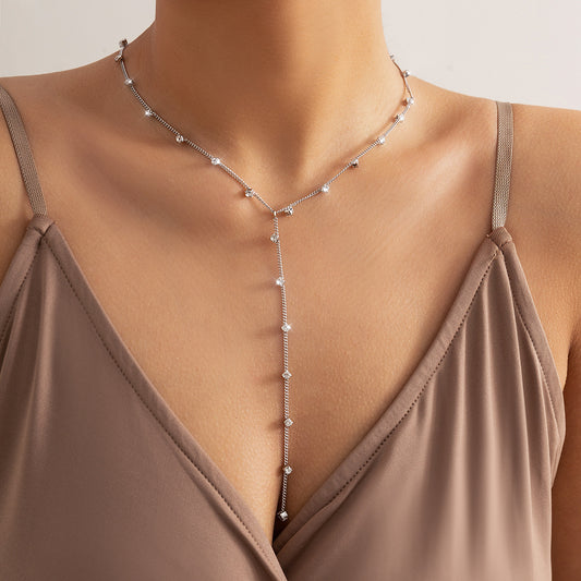 Collar largo en forma de Y con diamantes de imitación 