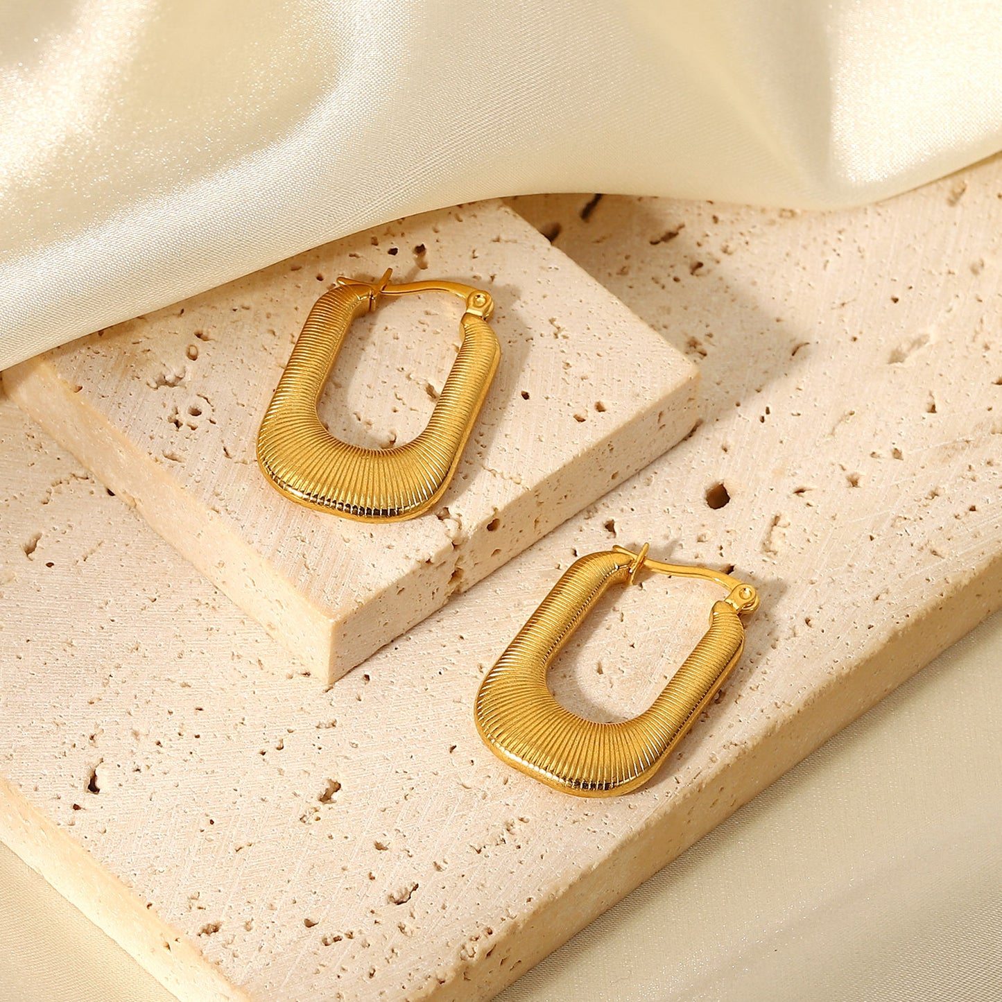 Threaded U-shaped earrings