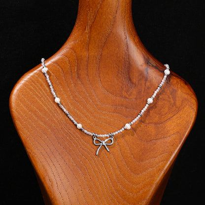 Collar de perlas barrocas de color gris natural con forma de luna 