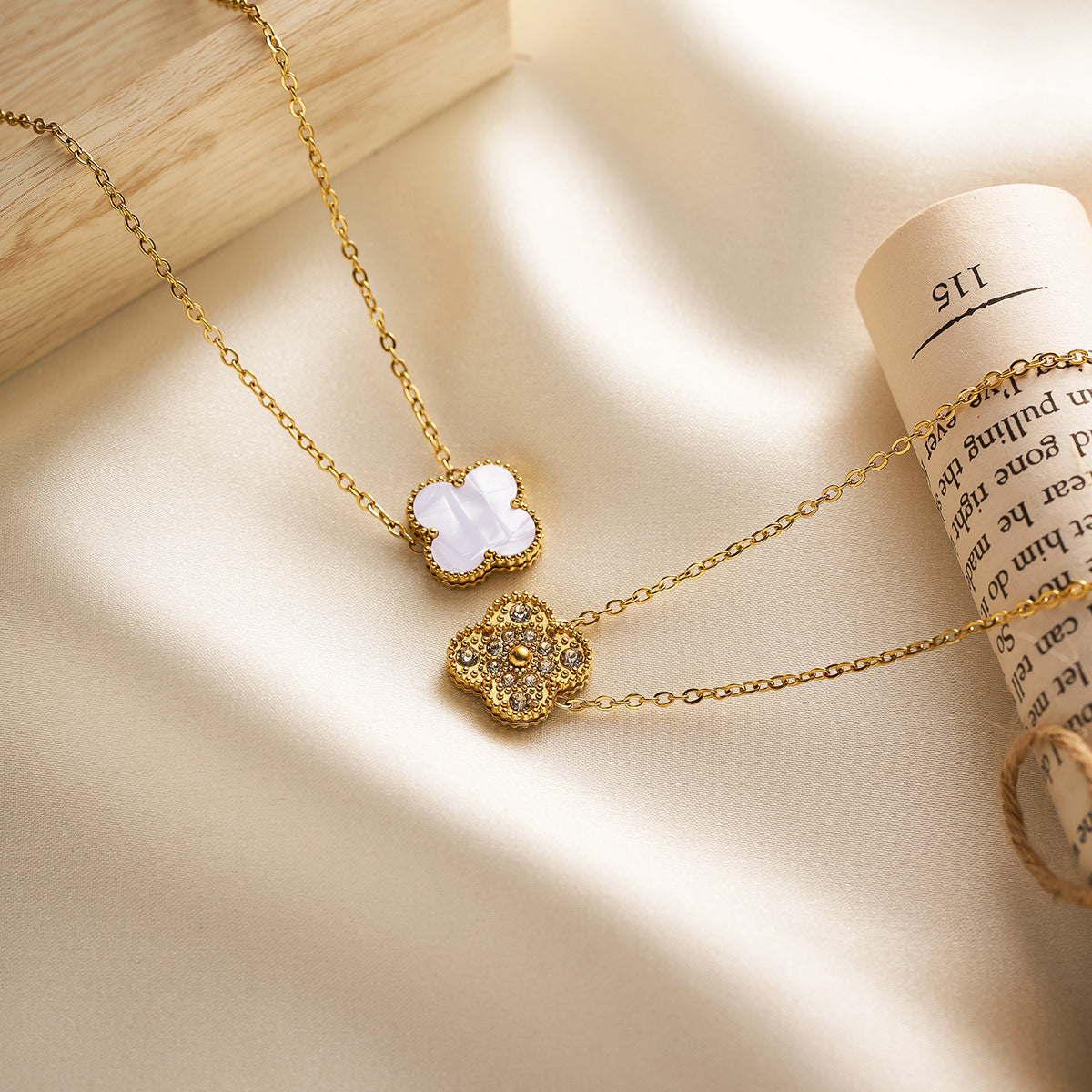 15mm 18K Gold Double-Sided Clover Necklace — Flower & Diamond on Grooved Collarbone Chain