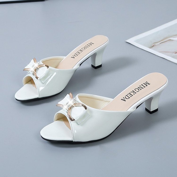 Versatile large size slippers wholesale