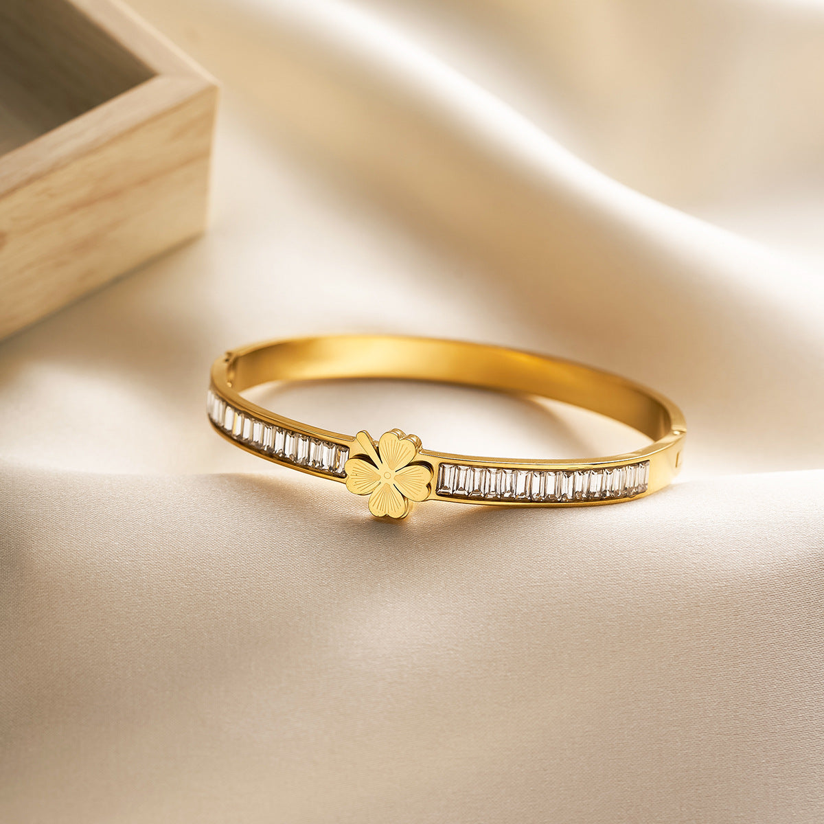 Women's 18K Gold-Plated Four-Leaf Clover Bracelet with CZ Diamonds — Stainless Steel, Titanium Clasp, Non-Fading