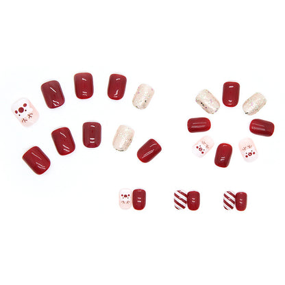 Uñas navideñas con renos en color rojo granada 