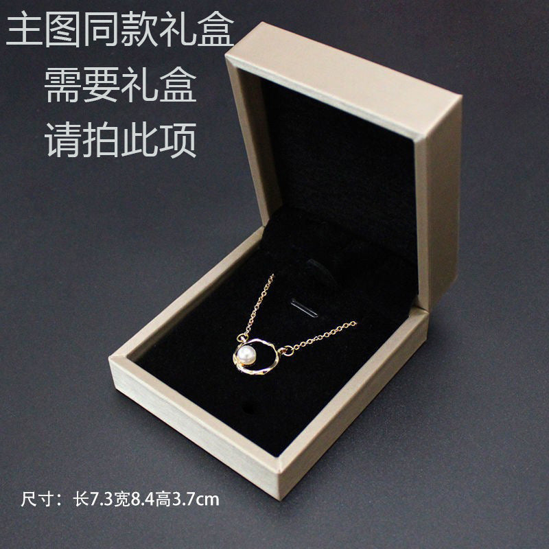 The new titanium steel bracelet is versatile for women