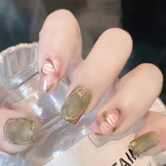 Uñas cortas con diseño de camelia fresca y natural 