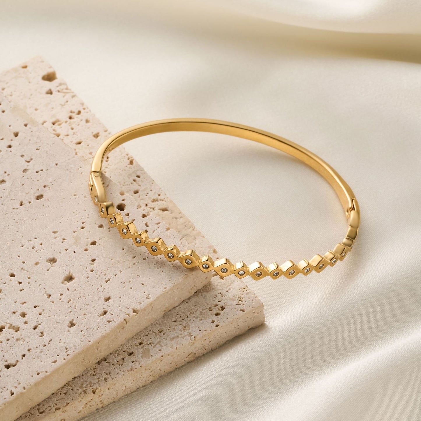 Rhombus Buckle Row Diamond Bracelet