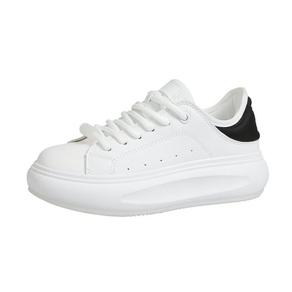 Zapatos blancos pequeños, zapatos de pan casuales, zapatillas deportivas de nicho. 