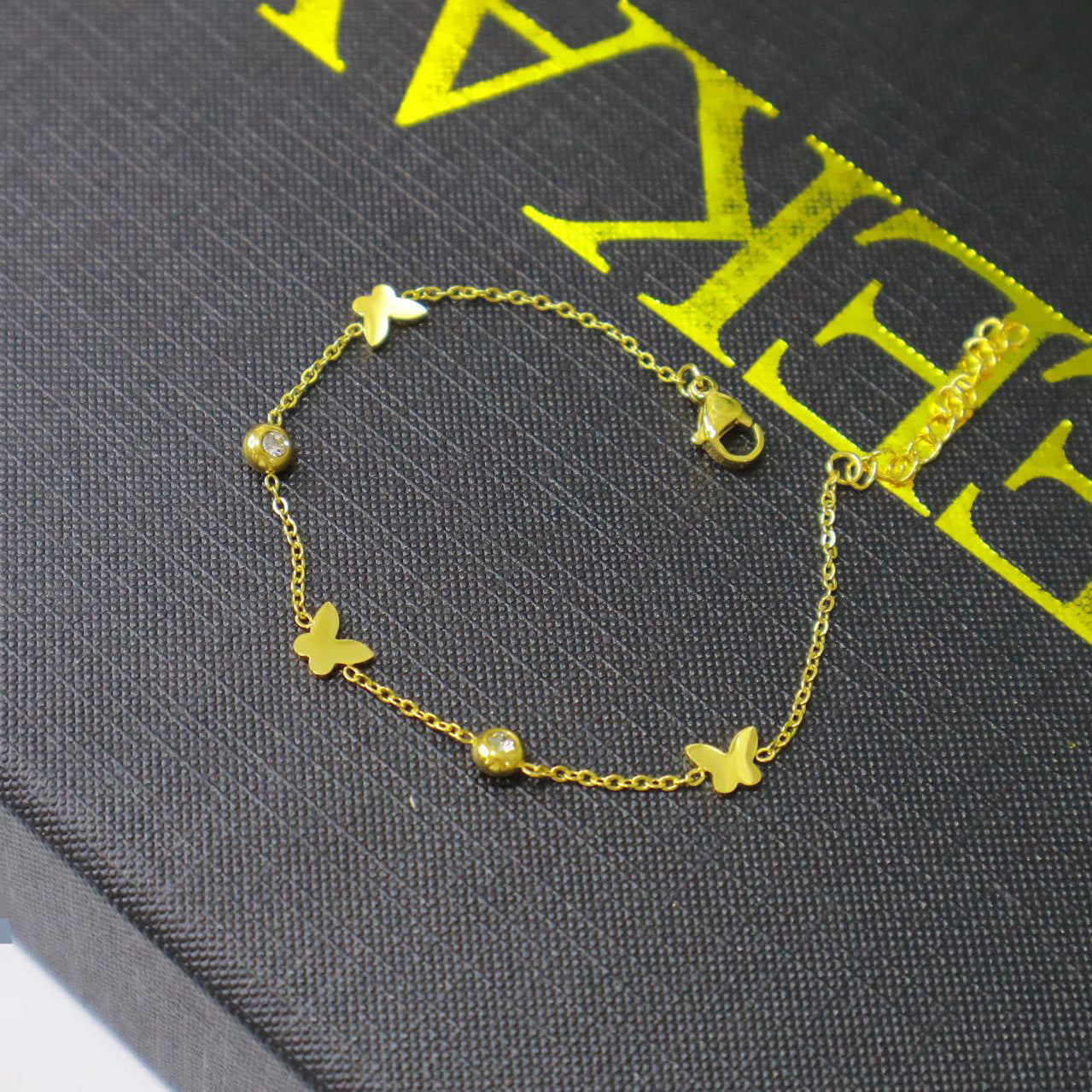 The new titanium steel bracelet is versatile for women