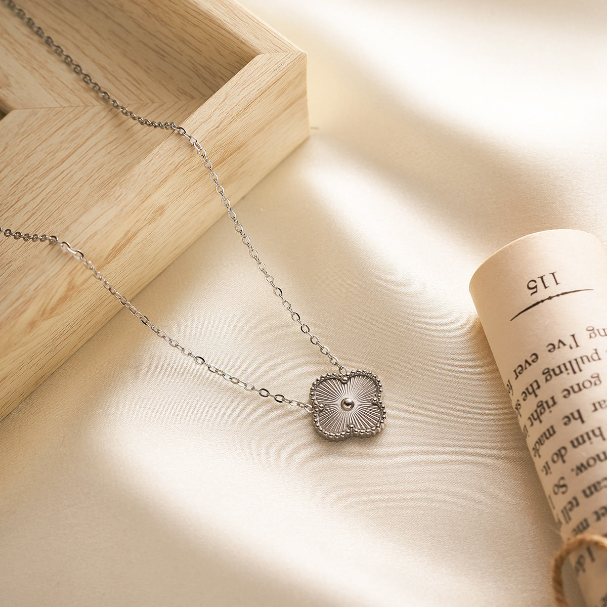 15mm 18K Gold Double-Sided Clover Necklace — Flower & Diamond on Grooved Collarbone Chain