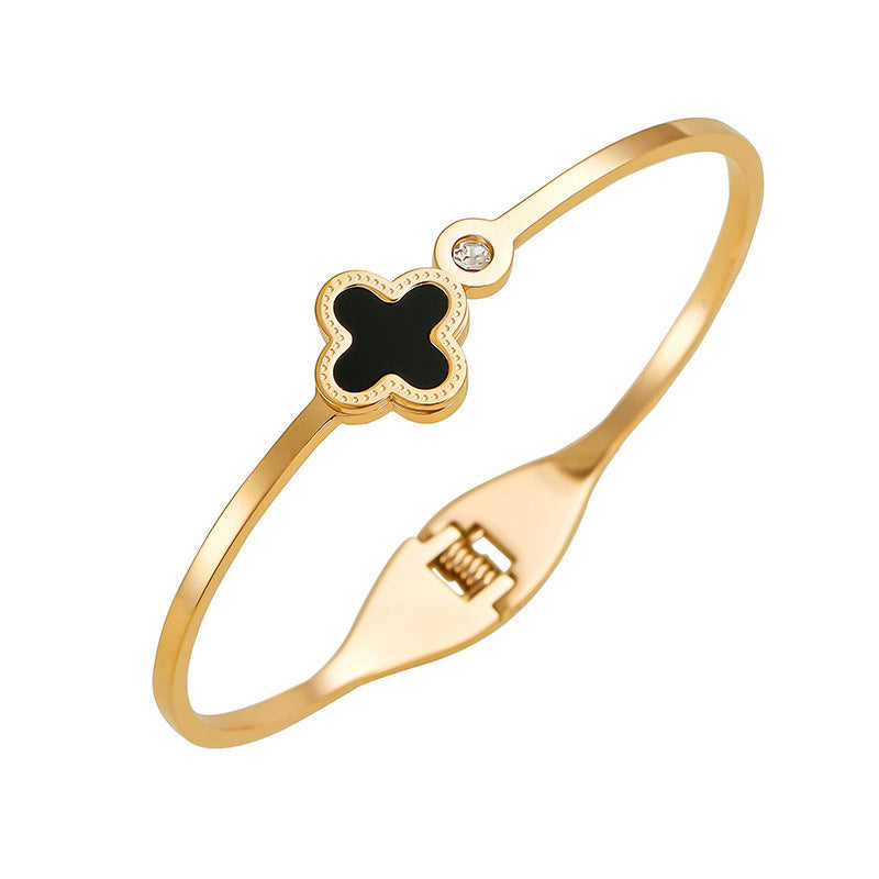 Shell four-leaf clover bracelet