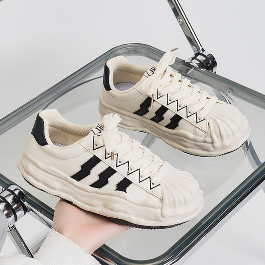 Zapatos blancos de primavera para mujer en zapatos. 