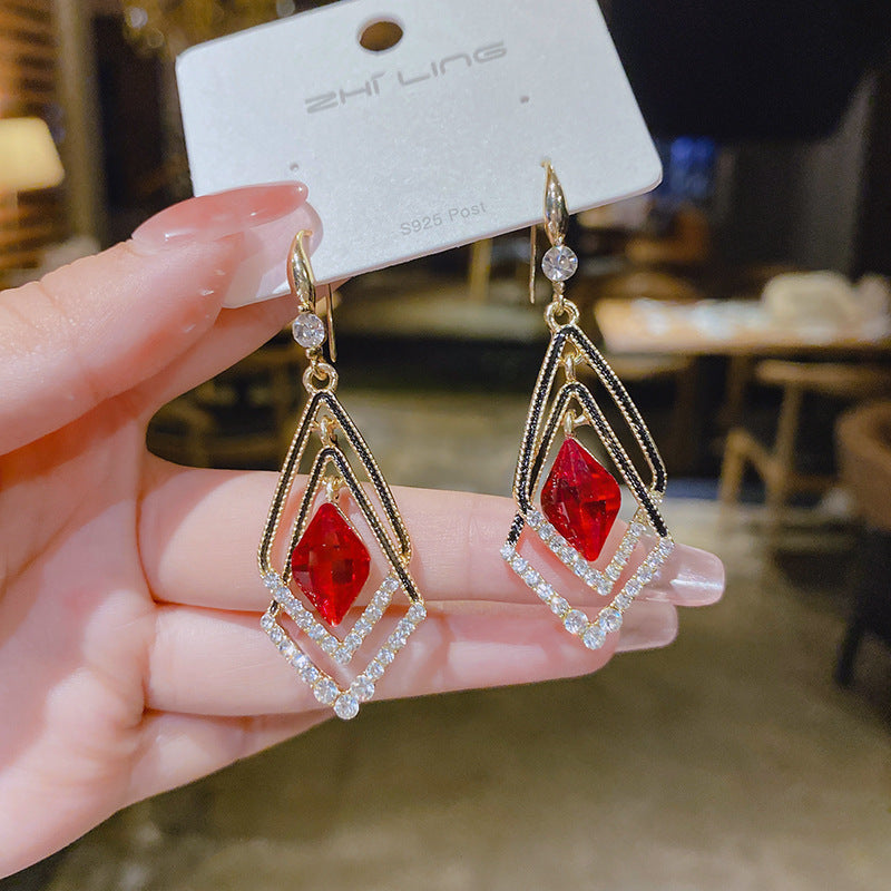 Pendientes de rombos de doble capa de cristal rojo. 
