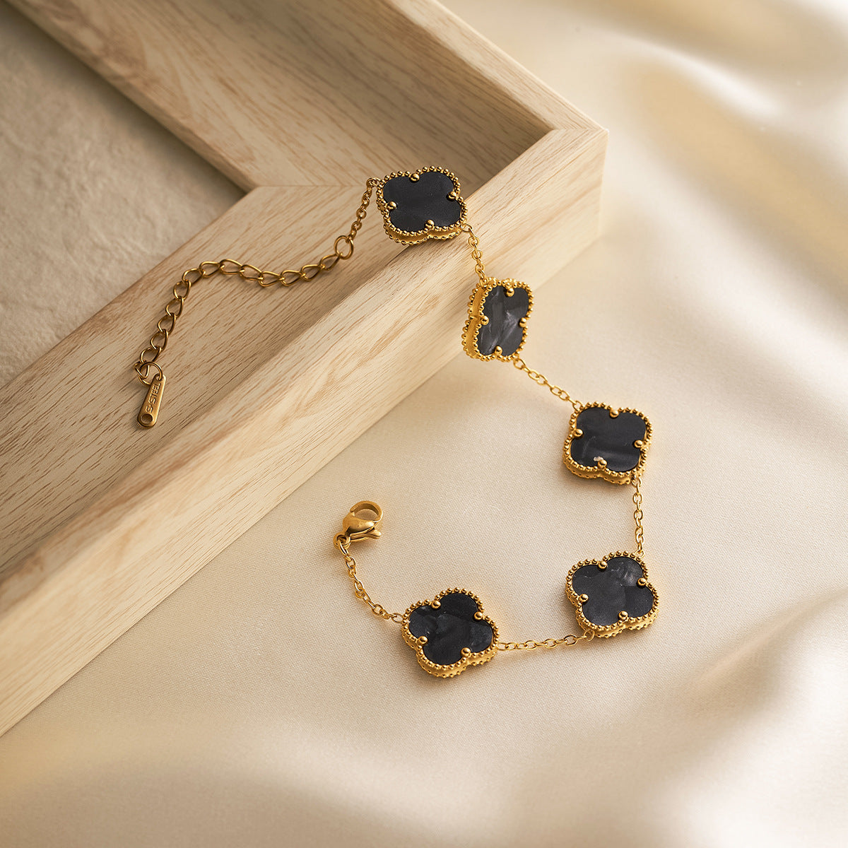 15mm 18K Gold Double-Sided Clover Necklace — Flower & Diamond on Grooved Collarbone Chain