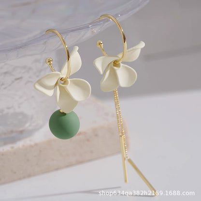 Pendientes de verano con flores blancas Pendientes asimétricos 