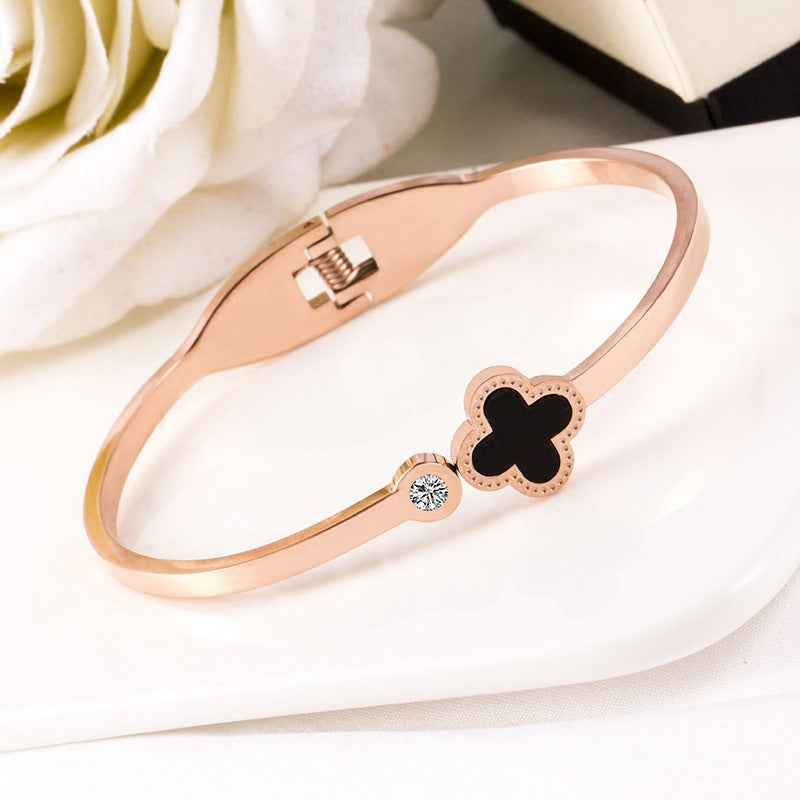 Shell four-leaf clover bracelet