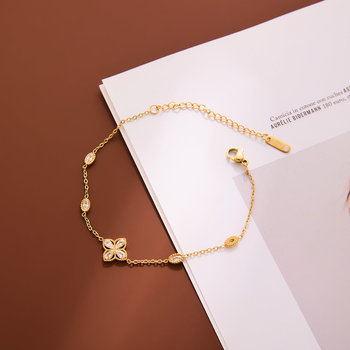 White Diamond Four-Leaf Clover Bracelet — Women's Light Luxury