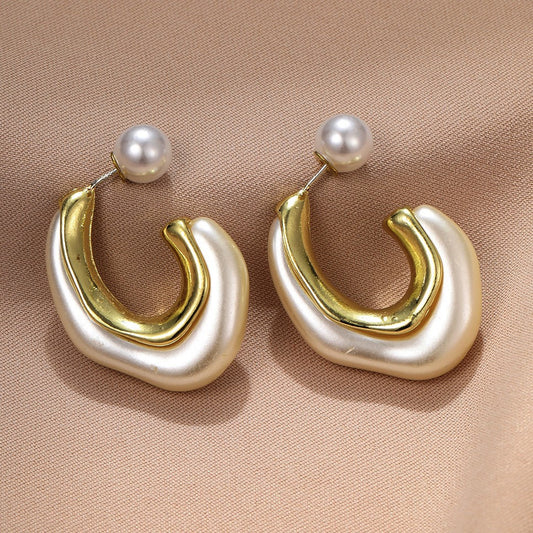 Pendientes de perlas irregulares blancas en forma de C 