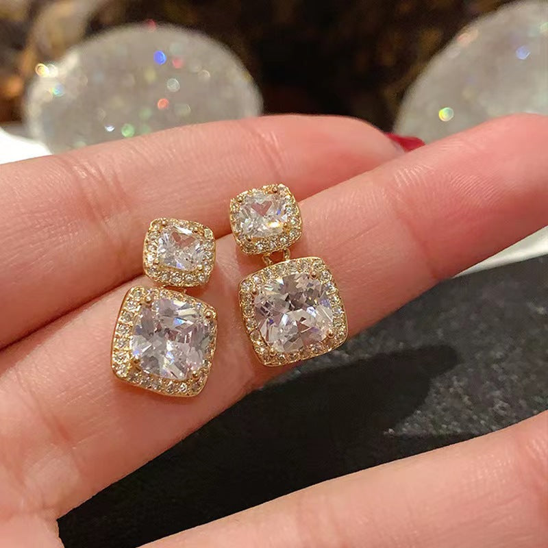 Exquisite and fashionable flash diamond square earrings.
