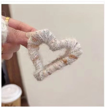 Yarn love grab clip girl