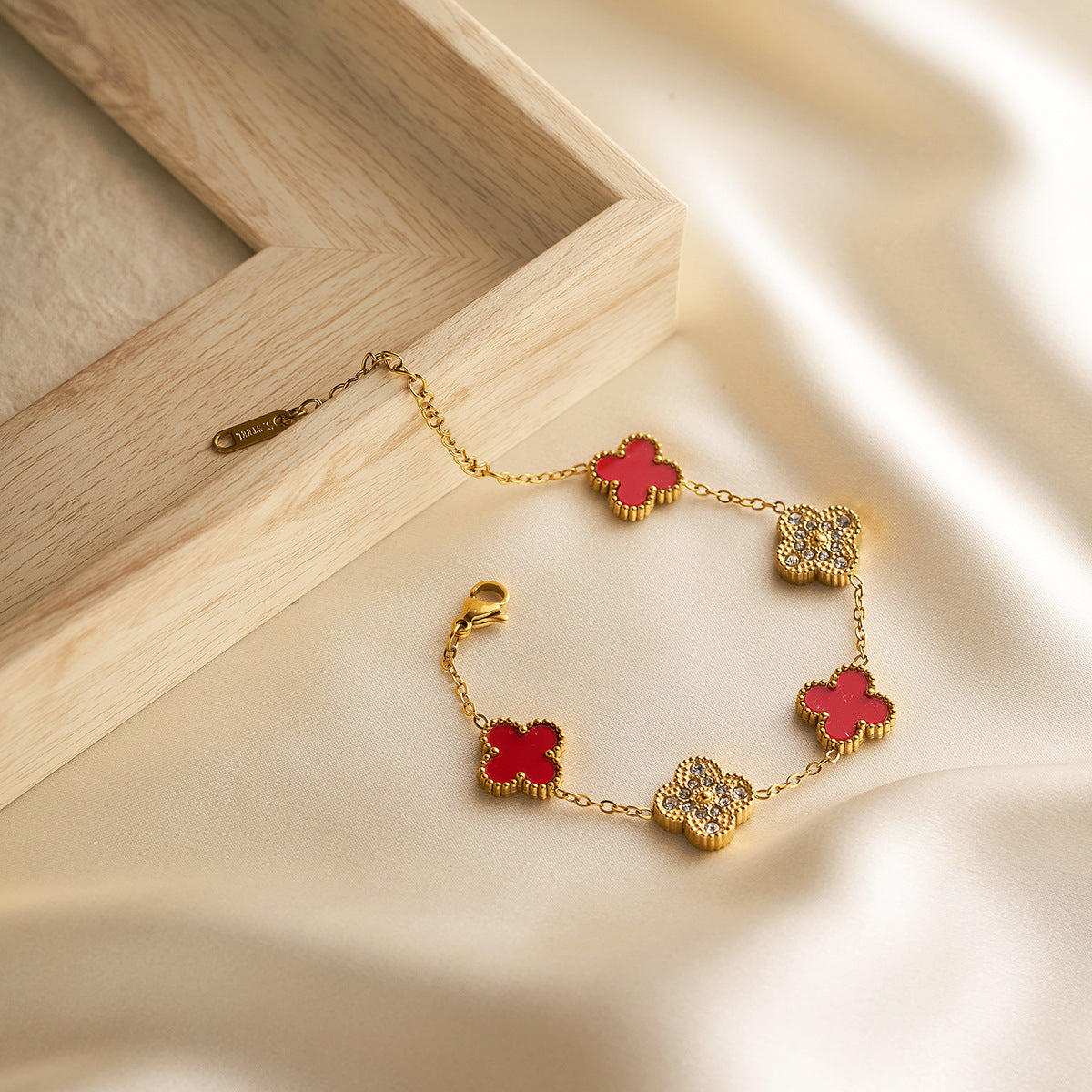 15mm 18K Gold Double-Sided Clover Necklace — Flower & Diamond on Grooved Collarbone Chain