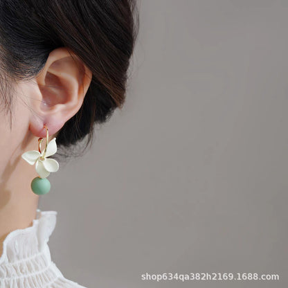Pendientes de verano con flores blancas Pendientes asimétricos 
