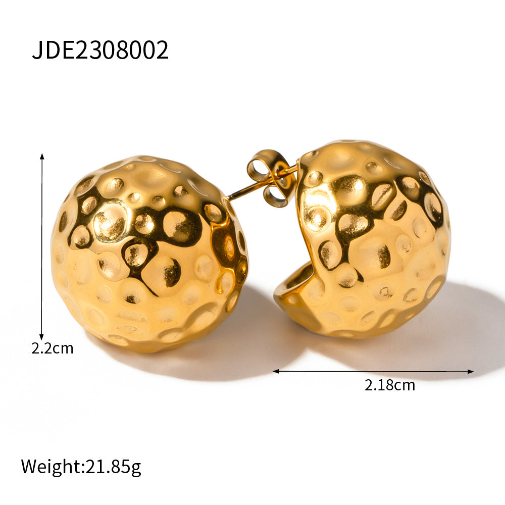 Spherical hammered gold earrings with zircon