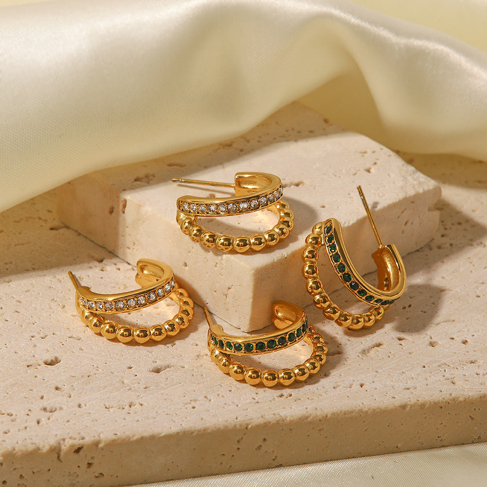Los pendientes con forma de C y diamantes de imitación son versátiles 