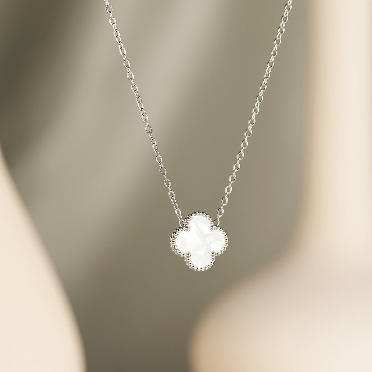 15mm 18K Gold Double-Sided Clover Necklace — Flower & Diamond on Grooved Collarbone Chain