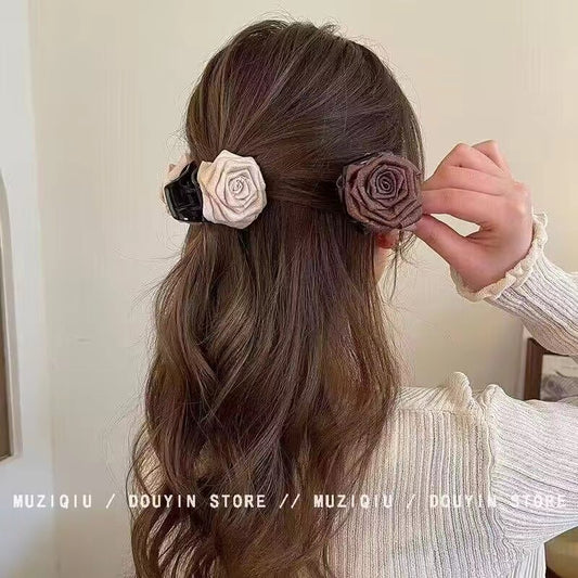 Three-dimensional rose hairpin headdress