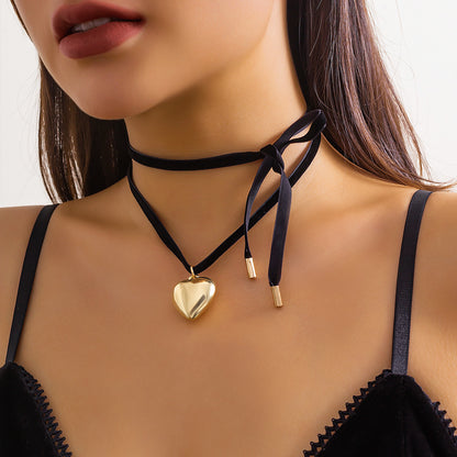 Collar de franela con cordones y colgante de corazón 