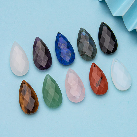 Colar com pingente perfurado em forma de lágrima facetada de cristal 