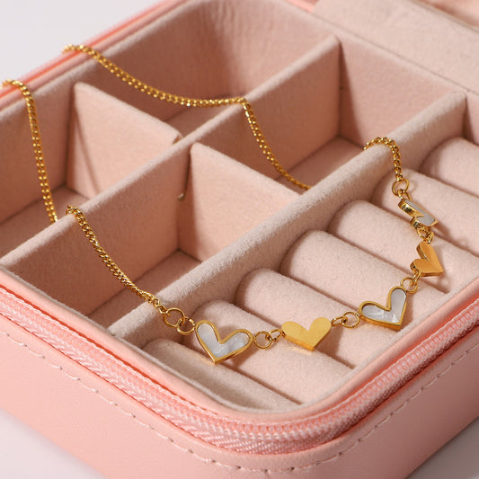 Collar con colgante de corazón de concha blanca 