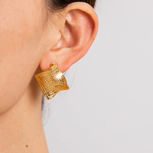 Pendientes con pliegues cuadrados 