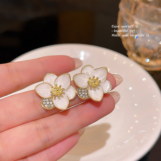 Pendientes de pétalos blancos 
