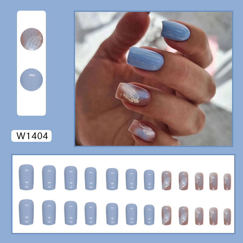 Uñas postizas cuadradas de longitud media en tonos azules que realzan el blanco 
