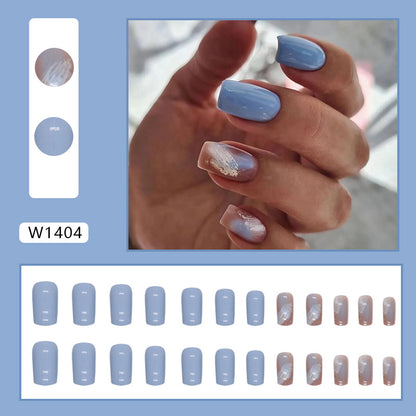 Uñas postizas cuadradas de longitud media en tonos azules que realzan el blanco 
