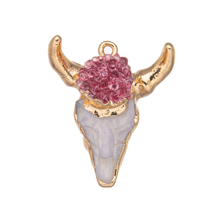 Pingente de aventurina verde incrustado com cabeça de touro em resina de cristal 