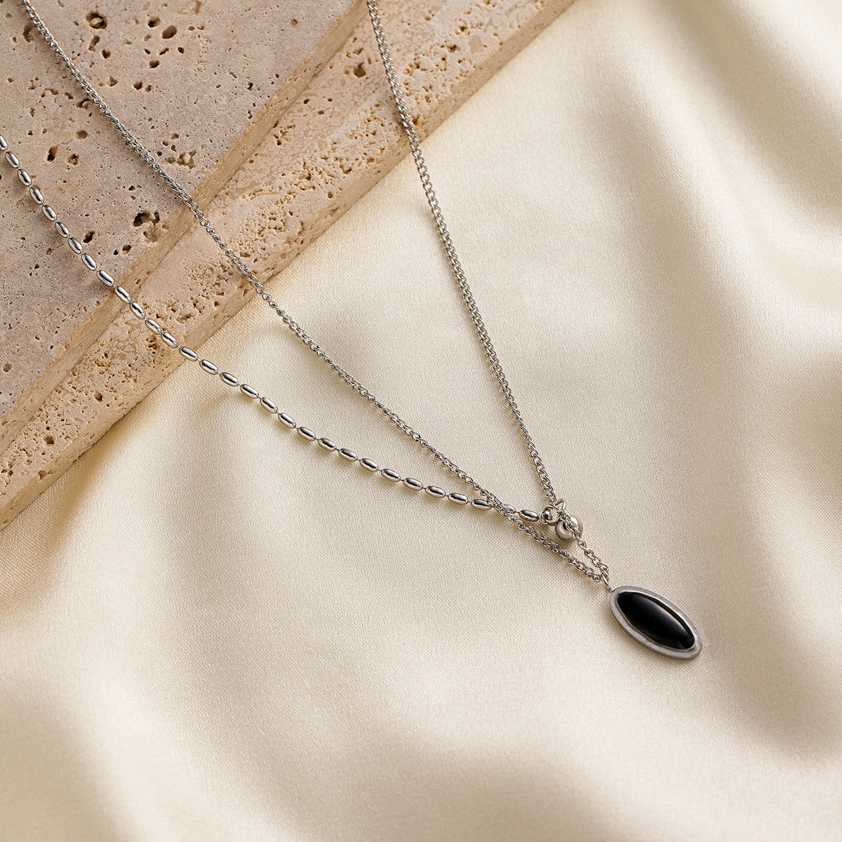 Women's Double-Layer Oval Black Pendant Collarbone Necklace — Spliced Rice Chain