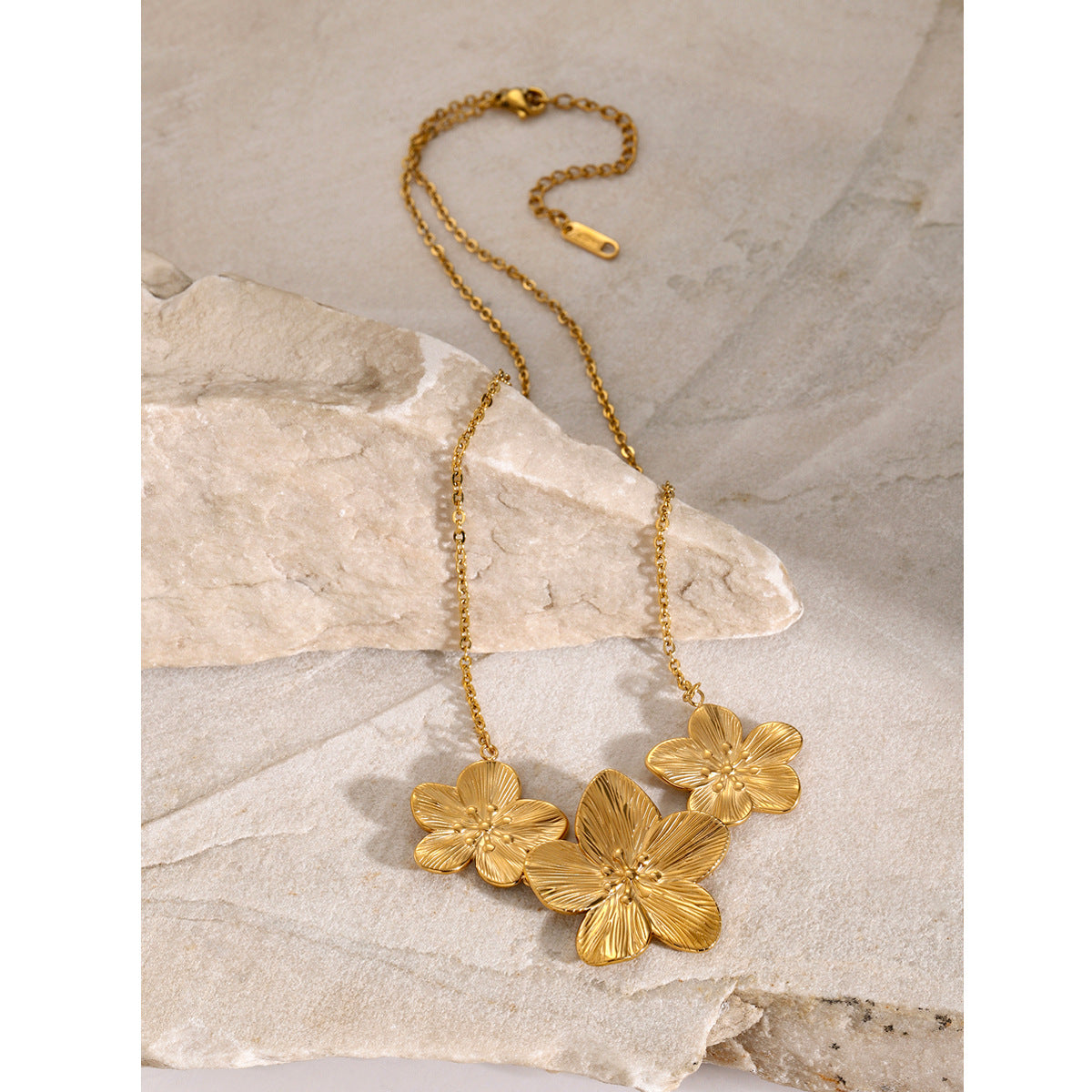 Collar tres flores 