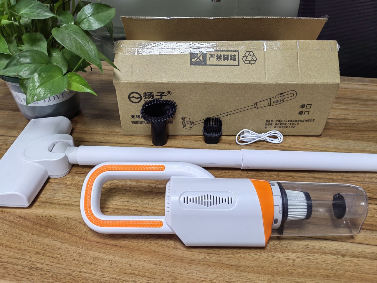 Small wireless vacuum cleaner