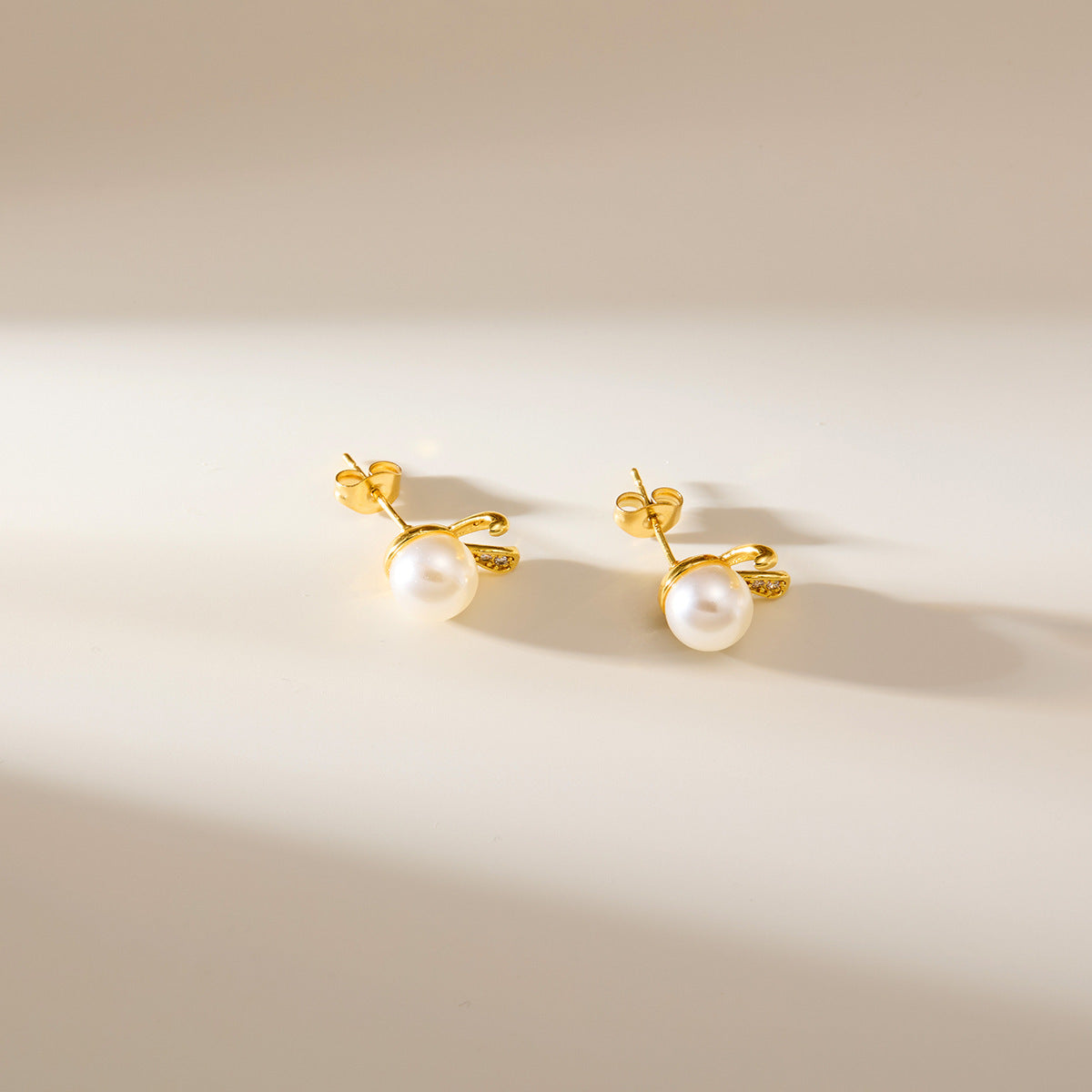 Silver needle rabbit pearl stud earrings