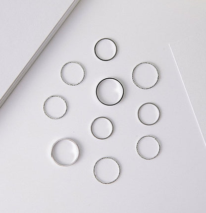Ten-piece set of rings and thin rings.