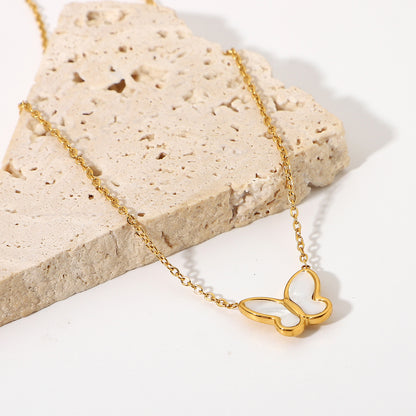 Collar de cadena de oro con mariposa de concha blanca 