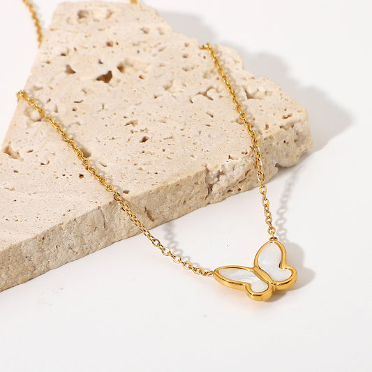 Collar de cadena de oro con mariposa de concha blanca 